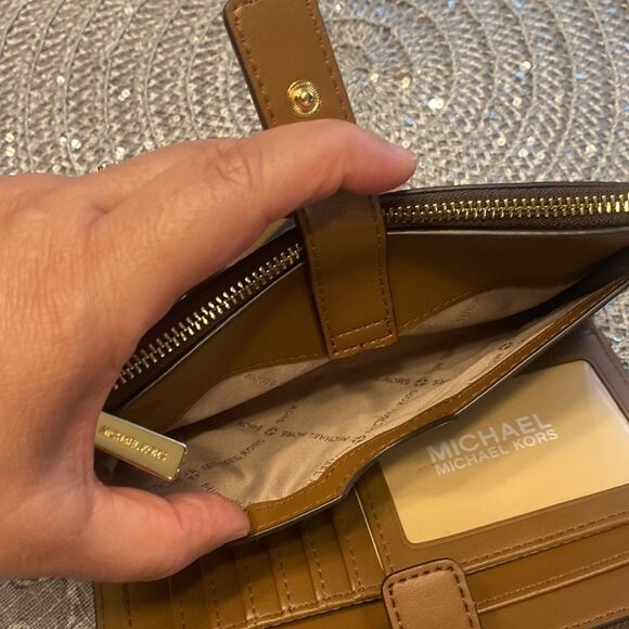 Spring SALE 🌷🌺🌸Michael Kors Adele Logo Smartphone NWOT - Picture 6 of 7